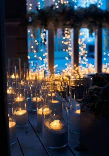 Candles shine on wooden floor in the darkness luces para boda